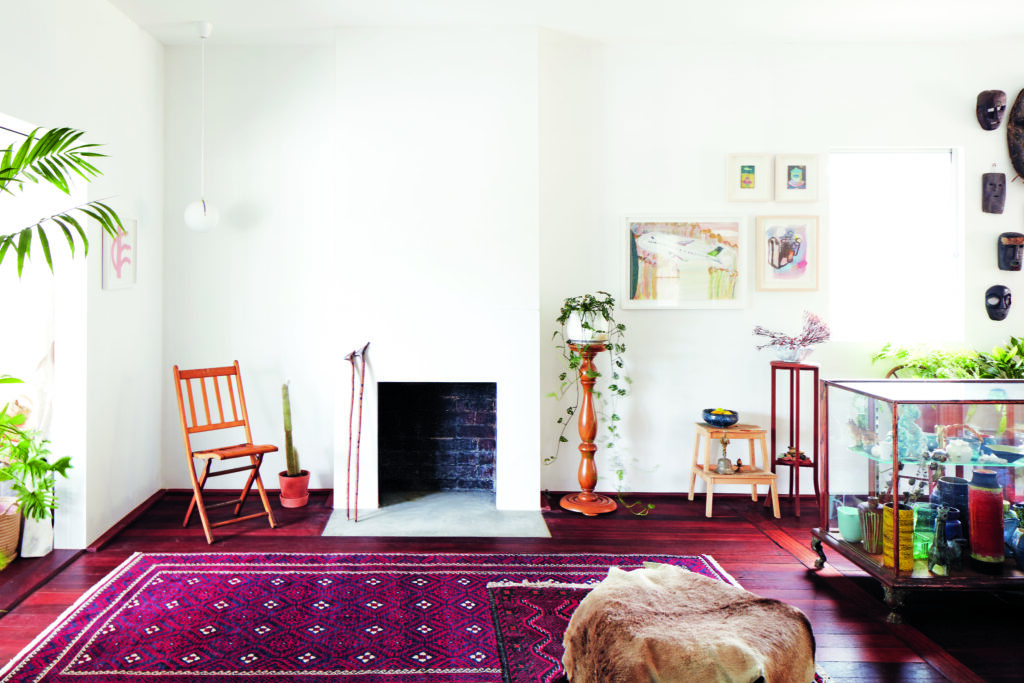 No longer a 76sqm worker’s cottage,
Beaconsfi eld House is a three-bedroom, two-bathroom (one outdoor) family home with a second living room that doubles as a gallery/studio