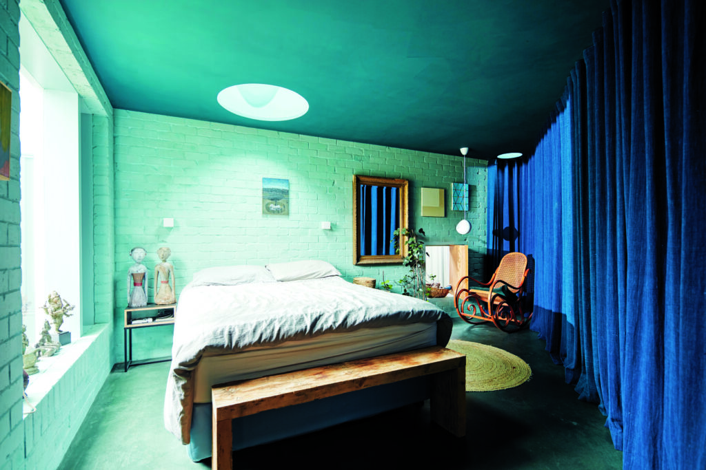 THE UNEXPECTED RICH
INDIGO HUE IN THE MASTER
BEDROOM THAT HINTS AT AN
UNDERWATER SANCTUARY